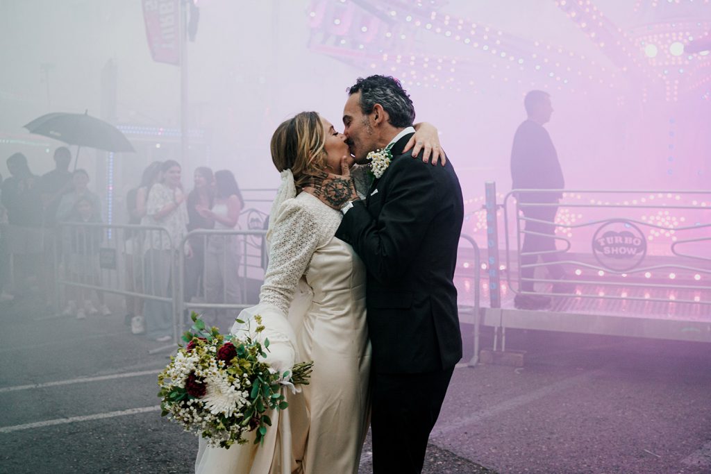 Pareja de novios durante una boda con lluvia en Cantabria en exterior