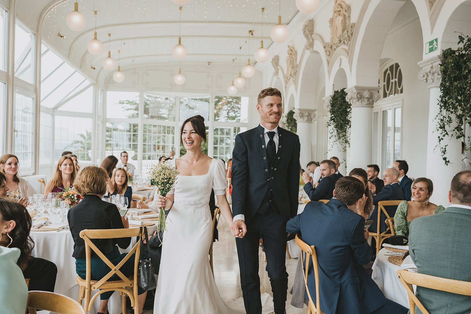 Novios disfrutando de manera natural en el Palacio de la Magdalena