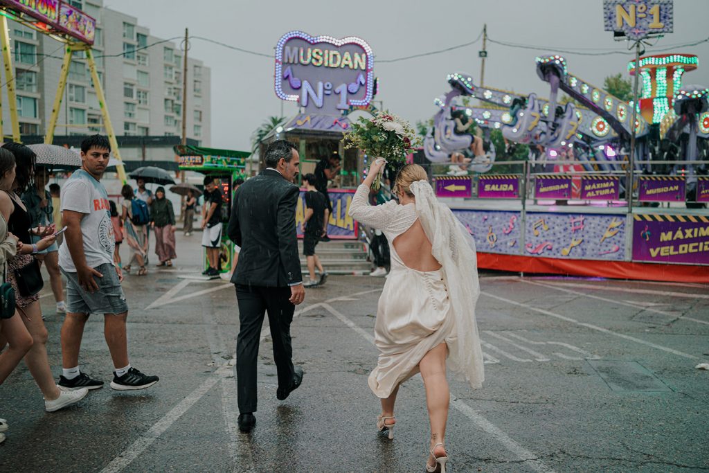 Pareja de novios en sesión espontánea en feria durante su boda en Cantabria