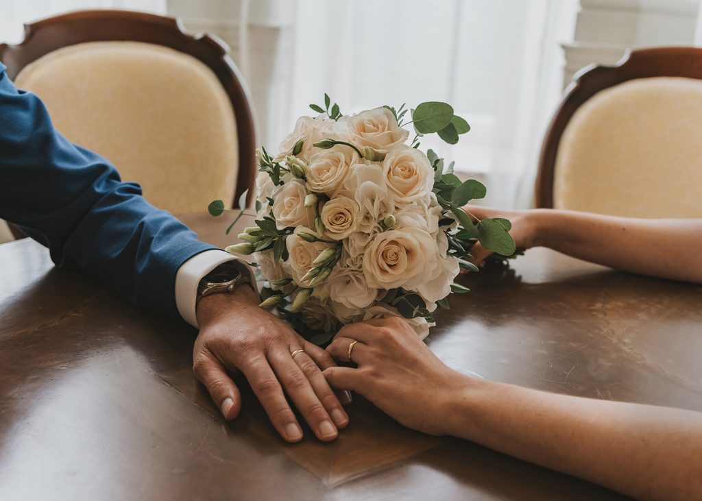 Pareja de novios posando de manera natural en el Palacio de la Magdalena