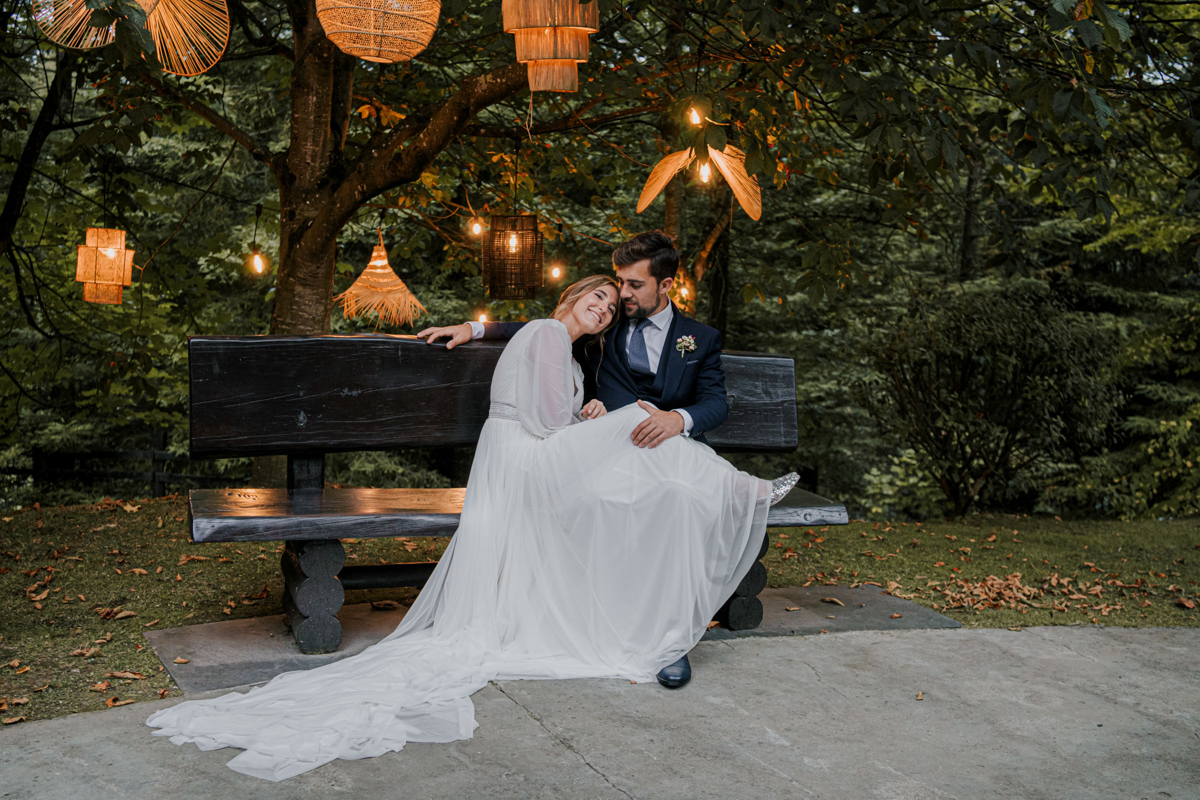 pareja disfrutando su boda sin posados forzados